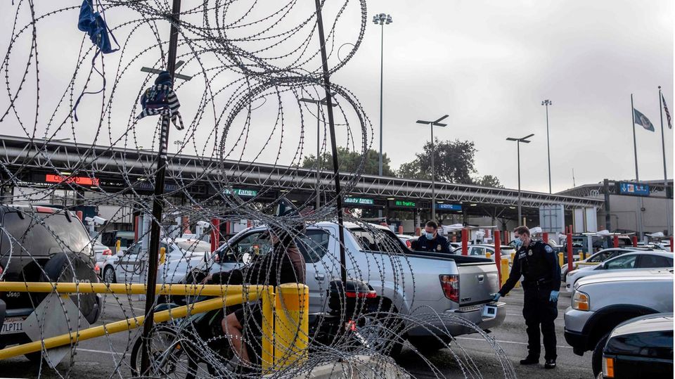 US-Grenzbeamte kontrollieren Fahrzeuge an der Grenze zu Mexiko