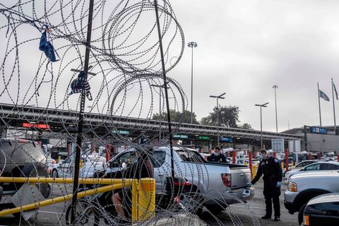 US-Grenzbeamte kontrollieren Fahrzeuge an der Grenze zu Mexiko