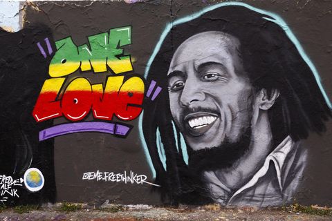 Ein Graffiti in Berlin: Bob Marleys Gesicht und der Schriftzug "One Love"