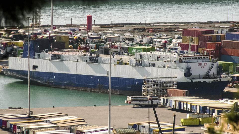Dieses Bild, das aus einem Video stammt, zeigt das Frachtschiff "bana" unter libanesischer Flagge im Hafen von Genua. Behörden in Norditalien verhafteten den Kapitän wegen des Verdachts des internationalen Waffenhandels im Februar 2020.