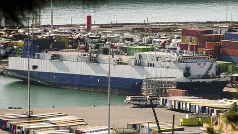 Dieses Bild, das aus einem Video stammt, zeigt das Frachtschiff "bana" unter libanesischer Flagge im Hafen von Genua. Behörden in Norditalien verhafteten den Kapitän wegen des Verdachts des internationalen Waffenhandels im Februar 2020.