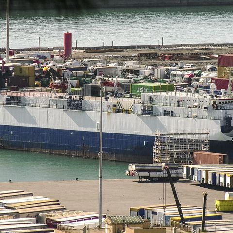 Dieses Bild, das aus einem Video stammt, zeigt das Frachtschiff "bana" unter libanesischer Flagge im Hafen von Genua. Behörden in Norditalien verhafteten den Kapitän wegen des Verdachts des internationalen Waffenhandels im Februar 2020.