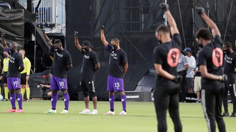 MLS-Profis heben vor dem Spiel ihre Fäuste als Zeichen gegen Rassismus
