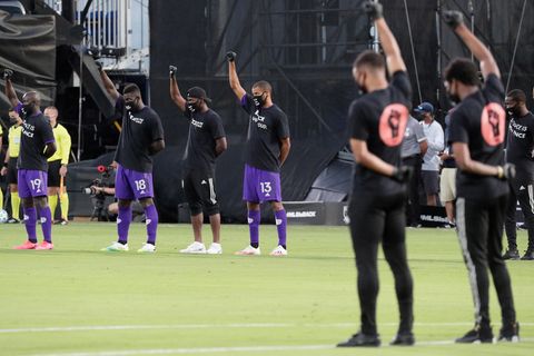 MLS-Profis heben vor dem Spiel ihre Fäuste als Zeichen gegen Rassismus