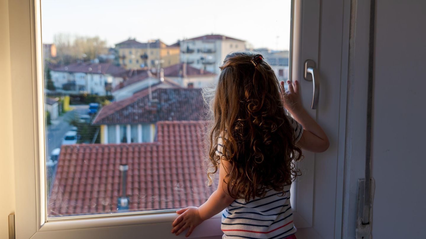 Kind schaut durchs Fenster