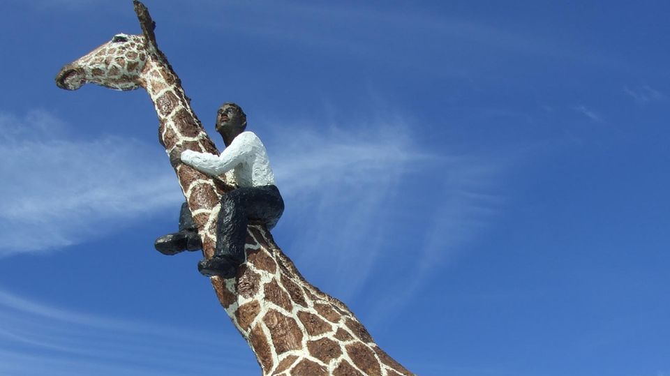 Nachrichten aus Deutschland – Kritik an Giraffen-Skulptur vor Hagenbecks Tierpark Nachrichten aus Deutschland – Kritik an Giraffen-Skulptur vor Hagenbecks Tierpark