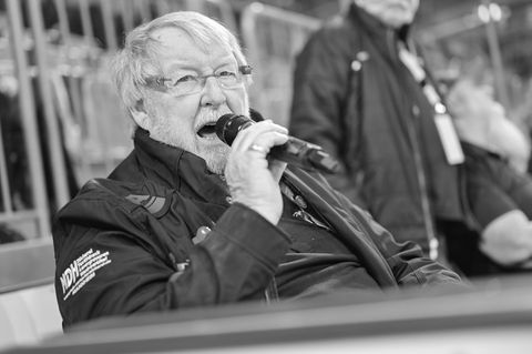 Udo Scholz bei einem Spiel der Adler Mannheim am Mikrofon