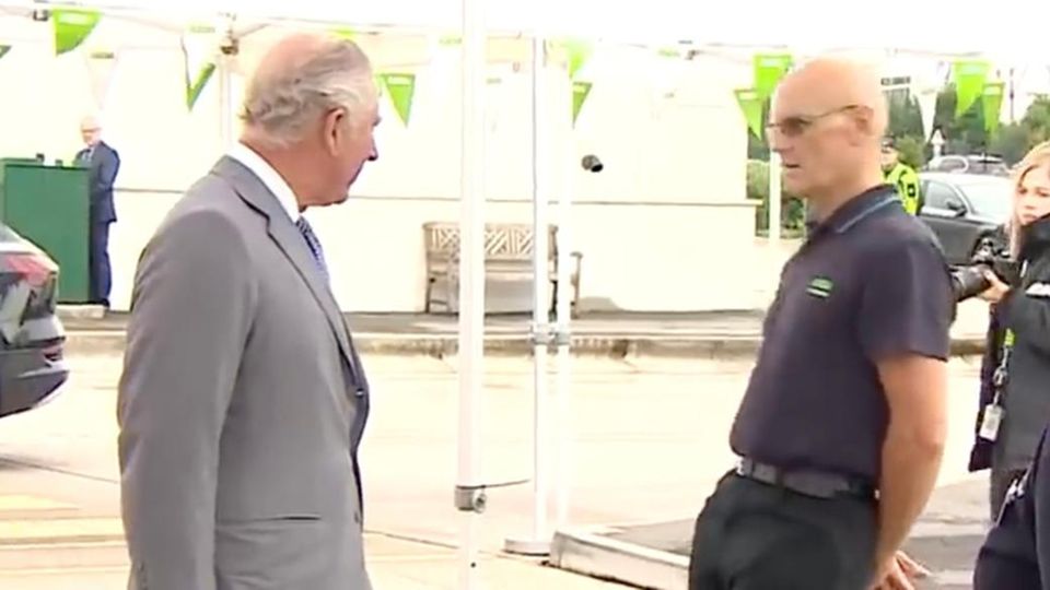 Bei einem Termin in Bristol wird ein Mann vor den Augen von Prinz Charles ohnmächtig.