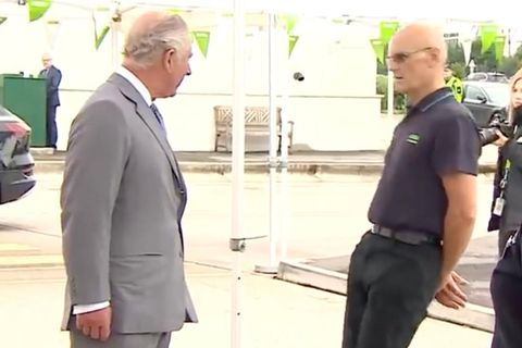 Bei einem Termin in Bristol wird ein Mann vor den Augen von Prinz Charles ohnmächtig.