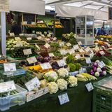 Der Viktualienmarkt ist einer der Münchner Touristenmagneten. Kein Wunder, denn der ständige Lebensmittelmarkt findet täglich seit 1807 statt. Nur an Sonn- und Feiertagen schließen die Stände. Mittelpunkt des Marktes ist ein Biergarten. Außerdem stehen auf dem Marktplatz mehrere Brunnen. Wer den Viktualienmarkt besuchen will, sollte das am Vormittag machen. Gerade im Sommer sind die Auslagen und die Fülle an Lebensmitteln direkt nach der Öffnung um acht Uhr am Morgen ein wirkliches Schauspiel. Und eine zünftige Brotzeit gibt es hier allemal.