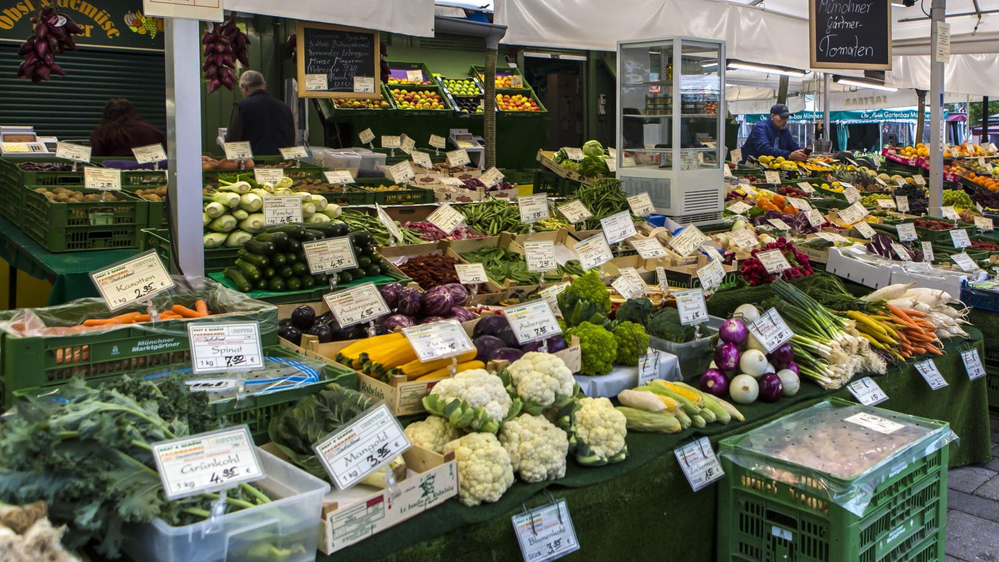 Der Viktualienmarkt ist einer der Münchner Touristenmagneten. Kein Wunder, denn der ständige Lebensmittelmarkt findet täglich seit 1807 statt. Nur an Sonn- und Feiertagen schließen die Stände. Mittelpunkt des Marktes ist ein Biergarten. Außerdem stehen auf dem Marktplatz mehrere Brunnen. Wer den Viktualienmarkt besuchen will, sollte das am Vormittag machen. Gerade im Sommer sind die Auslagen und die Fülle an Lebensmitteln direkt nach der Öffnung um acht Uhr am Morgen ein wirkliches Schauspiel. Und eine zünftige Brotzeit gibt es hier allemal.