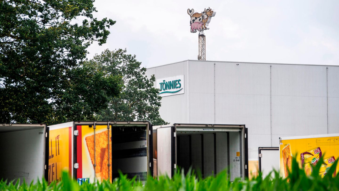 Leere Lkw am Hauptstandort von Tönnies in Rheda-Wiedenbrück
