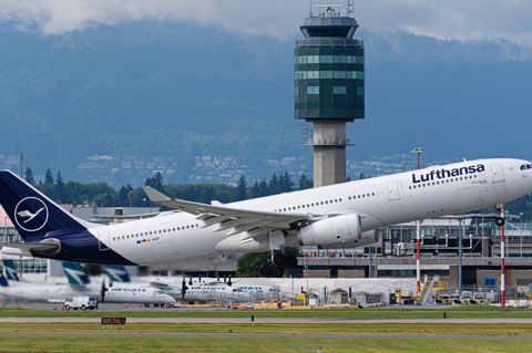 Ein Lufthansa-Airbus startet vom Flughafen im kanadischen Vancouver