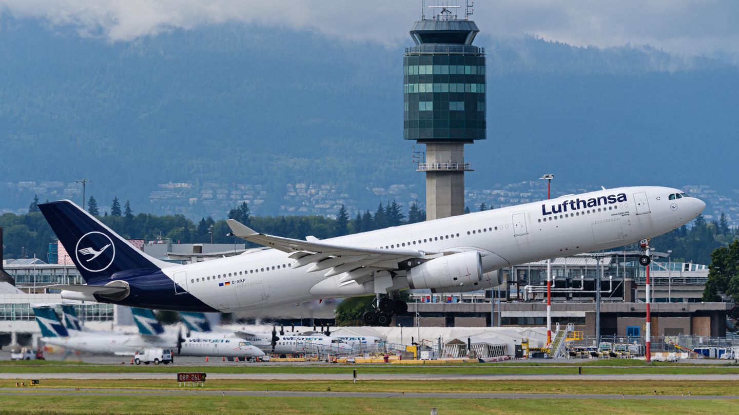 Ein Lufthansa-Airbus startet vom Flughafen im kanadischen Vancouver