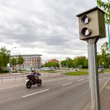 Angst vorm Knöllchen  Niemand wird beim Autofahren gerne geblitzt. Diese Tatsache allein genügt, dass die App "Blitzer.de Pro" jedes Jahr im deutschen App Store zu den Bestsellern zählt. 2019 reicht es sogar für die Spitze.