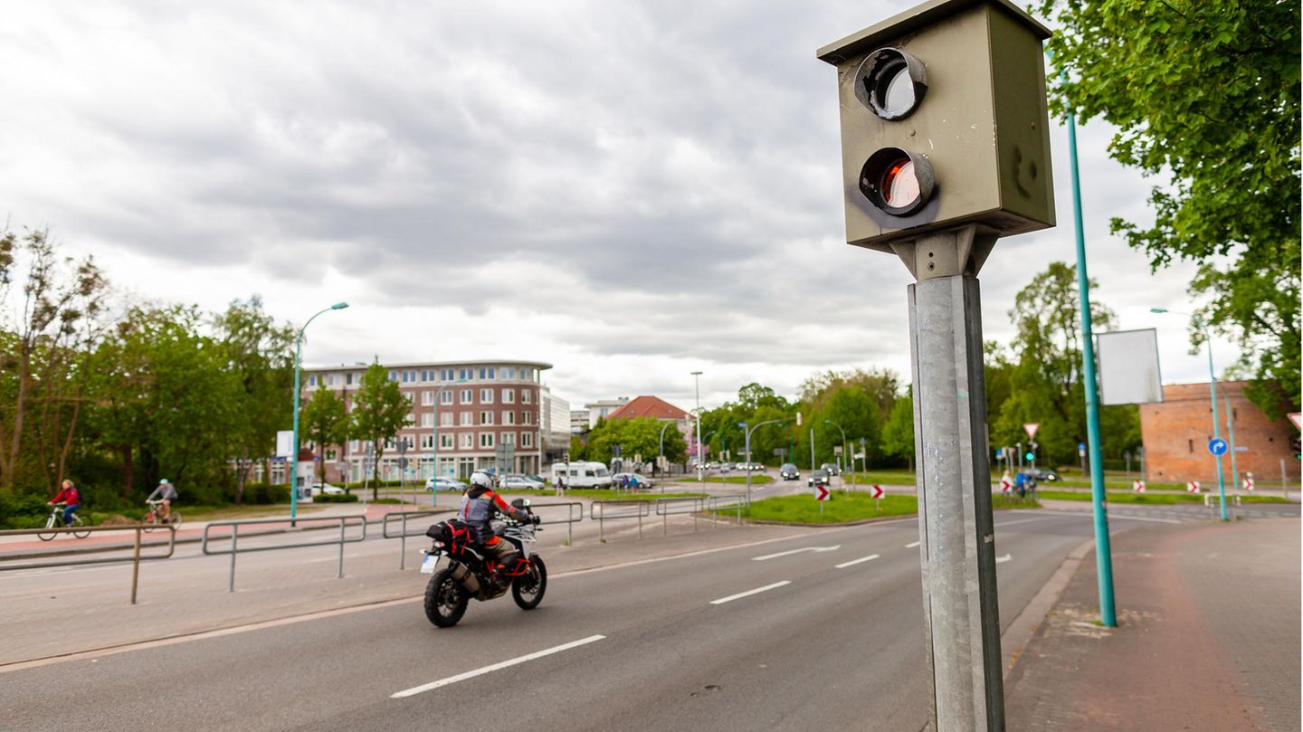 Angst vorm Knöllchen  Niemand wird beim Autofahren gerne geblitzt. Diese Tatsache allein genügt, dass die App "Blitzer.de Pro" jedes Jahr im deutschen App Store zu den Bestsellern zählt. 2019 reicht es sogar für die Spitze.