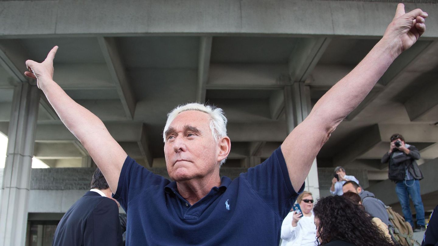 Roger Stone war zu einer Haftstrafe von 40 Monaten verurteilt worden – und ist jetzt ein freier Mann