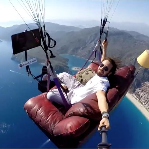 Profi-Paraglider Hasan Kaval schwebt über der Türkei auf seiner Couch.