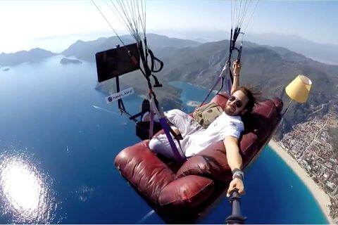 Profi-Paraglider Hasan Kaval schwebt über der Türkei auf seiner Couch.