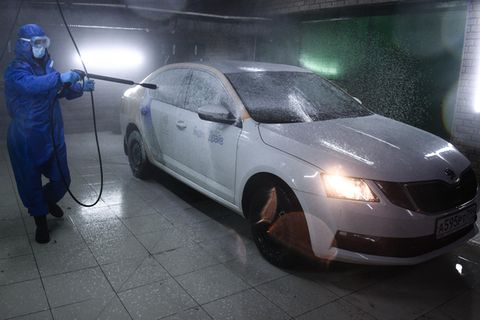 Ein Auto des russischen Carsharing-Anbieters Yandex wird desinfiziert.