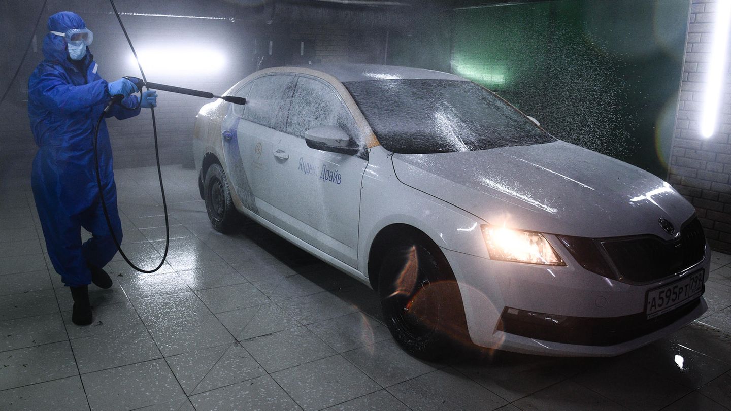 Ein Auto des russischen Carsharing-Anbieters Yandex wird desinfiziert.