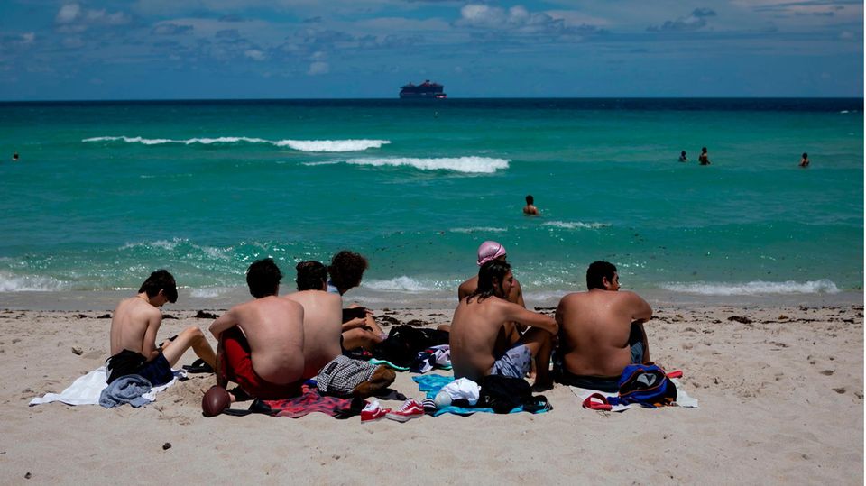 Strandbesucher am Miami Beach in Florida