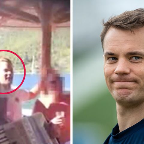 Bayern-Torwart Manuel Neuer steht in blauem Pullover da und kneift die Lippen zusammen