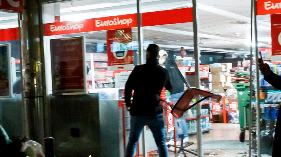 "Stammbaumforschung": Stuttgarter Krawallnacht: Ermittler erfragen Nationalität von Eltern der Verdächtigen – es hagelt Kritik