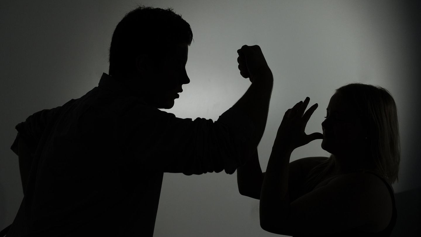 Häusliche Gewalt: Silhouette eines Mannes droht einer Frau mit der Faust (Symbolbild)