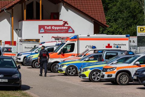 Einsatzfahrzeuge am Sportplatz des TuS Oppenau