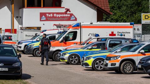 Einsatzfahrzeuge am Sportplatz des TuS Oppenau