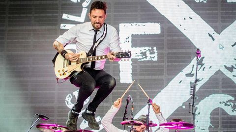 Frank Turner springt bei einem Konzert in die Luft