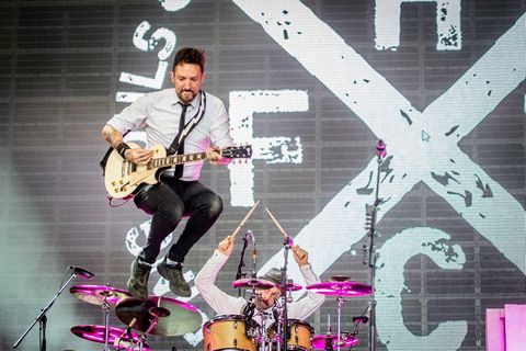 Frank Turner springt bei einem Konzert in die Luft