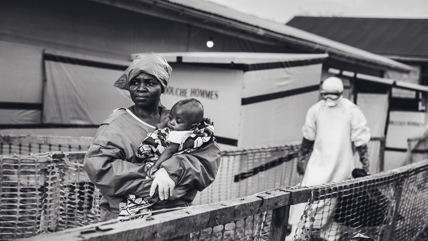 Eine Frau hält ein Kind in den Armen