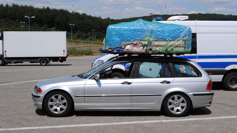 Nachrichten Deutschland A6 Ein überladener Pkw steht auf einem Rastplatz an der A6 bei Kaiserslautern