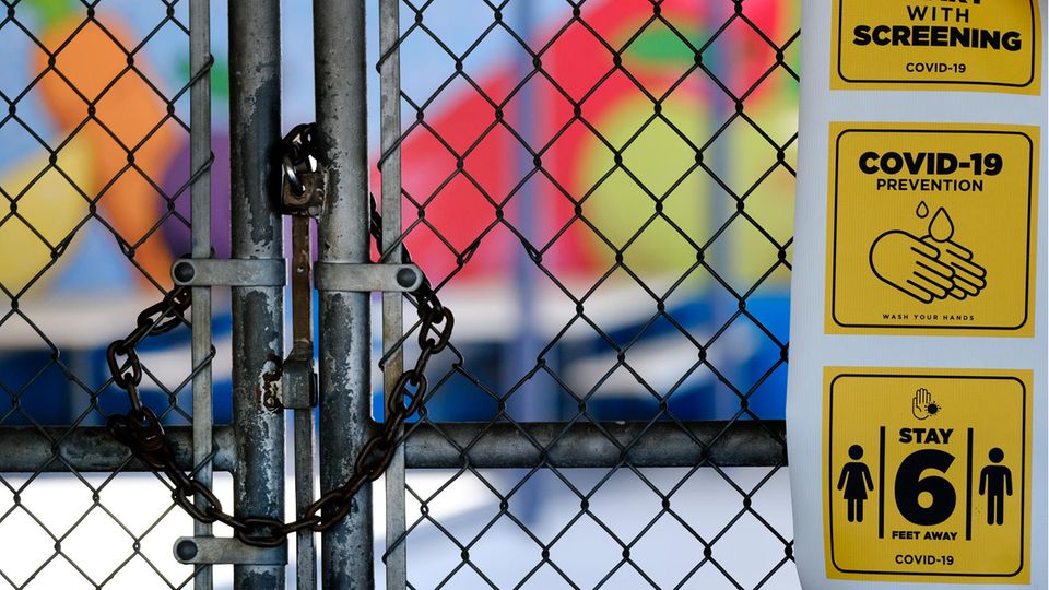 Lockdown Kalifornien Das Tor einer Grundschule im San Fernando Valley in Los Angeles ist geschlossen