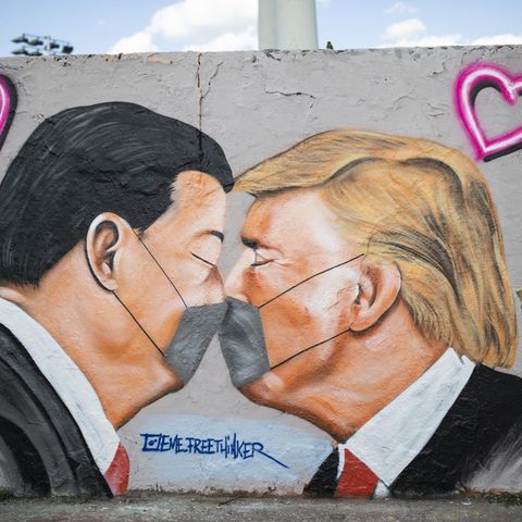 Graffiti mit US-Präsident Donald Trump und Chinas Präsident Xi Jinping in Berlin