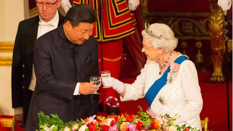 Die Queen stößt mit dem chinesischen Präsidenten Xi Jinping an