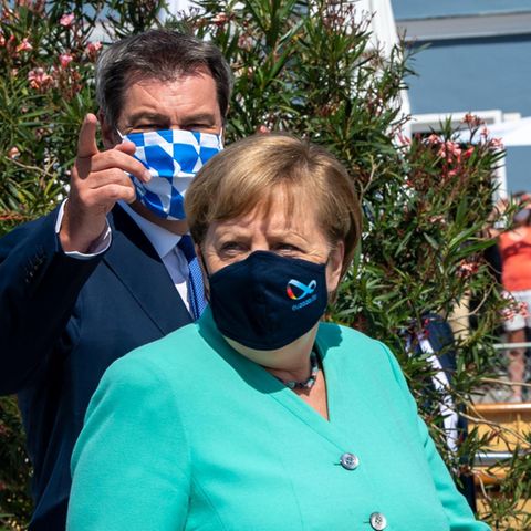 Markus Söder und Angela Merkel tragen Masken bei Merkelbesuch am Chiemsee