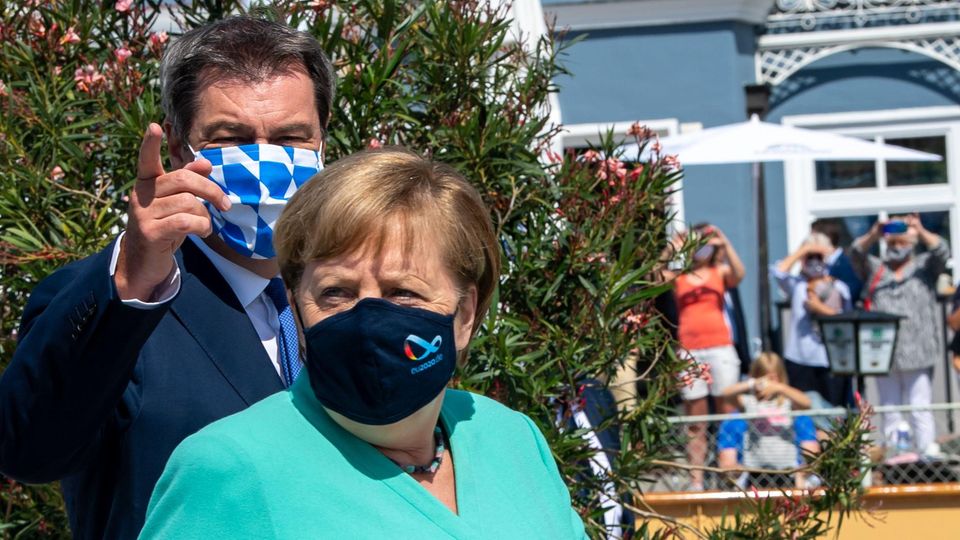 Markus Söder und Angela Merkel tragen Masken bei Merkelbesuch am Chiemsee