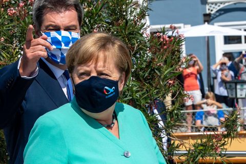 Markus Söder und Angela Merkel tragen Masken bei Merkelbesuch am Chiemsee