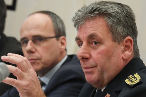 Hessens Polizeipräsident Udo Münch (r) neben Innenminister Peter Beuth (CDU)