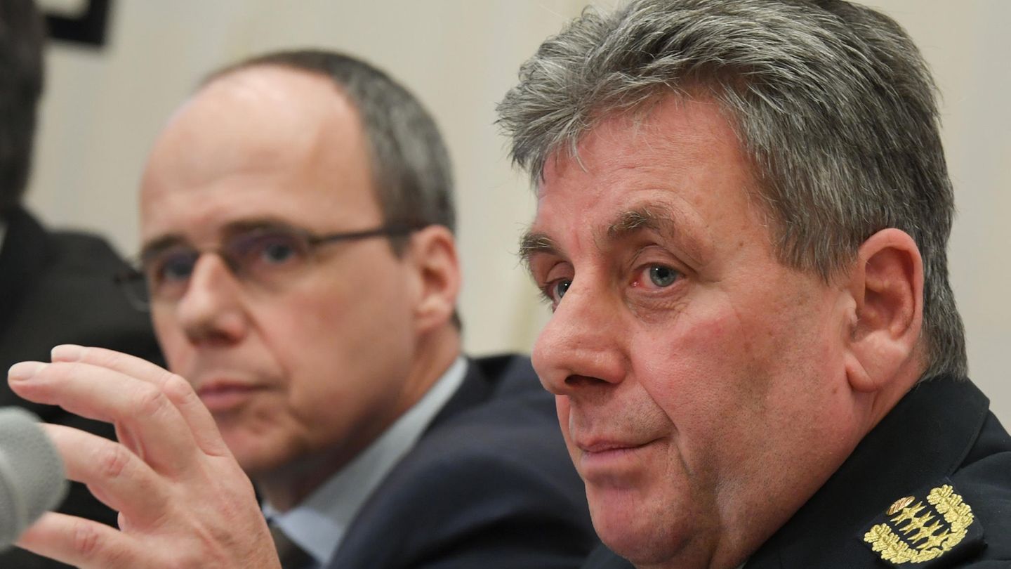 Hessens Polizeipräsident Udo Münch (r) neben Innenminister Peter Beuth (CDU)