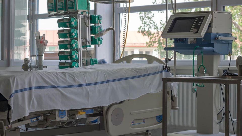 Krankenzimmer mit Beatmungsgerät