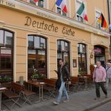 In der Reichenbachstraße findet man alles – außer Gewöhnliches. Kleine Szene-Boutiquen, vegane Designs und Traditionslokale – wie die Deutsche Eiche (im Bild) – reihen sich in der Reichenbachstraße aneinander. Wer Einzelstücke sucht, wird in der Szenestraße sicher fündig. Das Rocket in der Reichenbachstraße 41 verkauft stylische Mode für Männer und Frauen, im Phasenreich in der Reichenbachstraße 23 gibt es vegane Mode und im Akjumii in der Reichbachstraße 36 findet man miniamlistische Schnitte und Designs. 