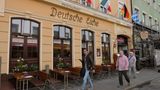 In der Reichenbachstraße findet man alles – außer Gewöhnliches. Kleine Szene-Boutiquen, vegane Designs und Traditionslokale – wie die Deutsche Eiche (im Bild) – reihen sich in der Reichenbachstraße aneinander. Wer Einzelstücke sucht, wird in der Szenestraße sicher fündig. Das Rocket in der Reichenbachstraße 41 verkauft stylische Mode für Männer und Frauen, im Phasenreich in der Reichenbachstraße 23 gibt es vegane Mode und im Akjumii in der Reichbachstraße 36 findet man miniamlistische Schnitte und Designs. 
