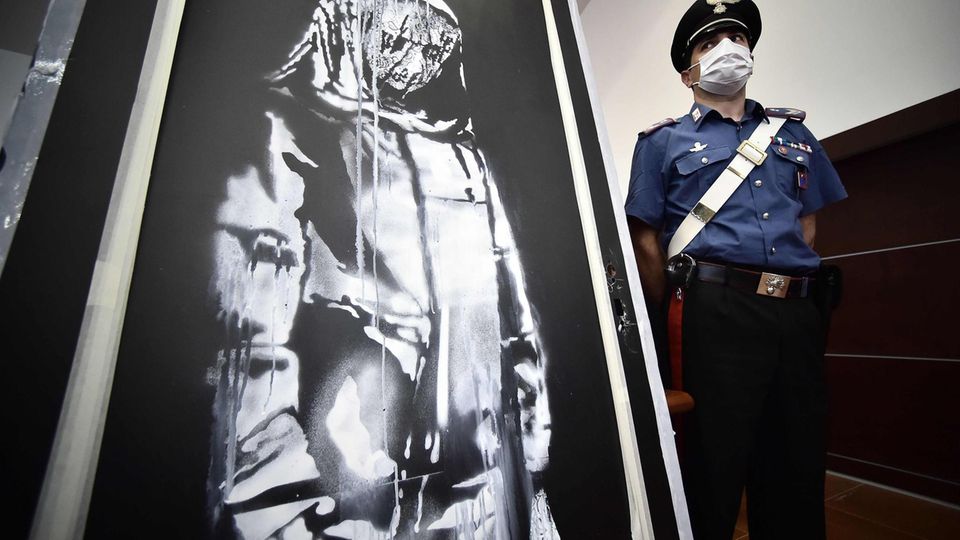 Die Banksy-Tür mit einem italienischen Polizisten