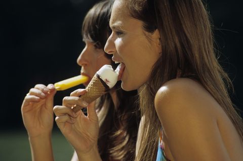 Zwei Frauen essen Eis in der Sonne