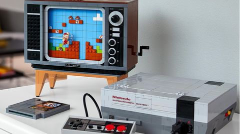 Das Lego-NES-Set punktet mit einem kleinen Röhrenfernseher zum Nachbauen