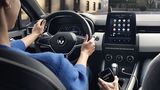 Die Bedienung erledigt man über das neun Zoll große Tablet